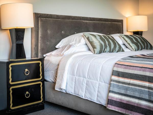 Hotel Broad Ripple : photo 3 de la chambre chambre lit king-size avec balcon