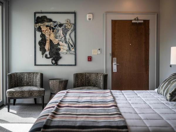 Hotel Broad Ripple : photo 2 de la chambre chambre lit king-size avec balcon