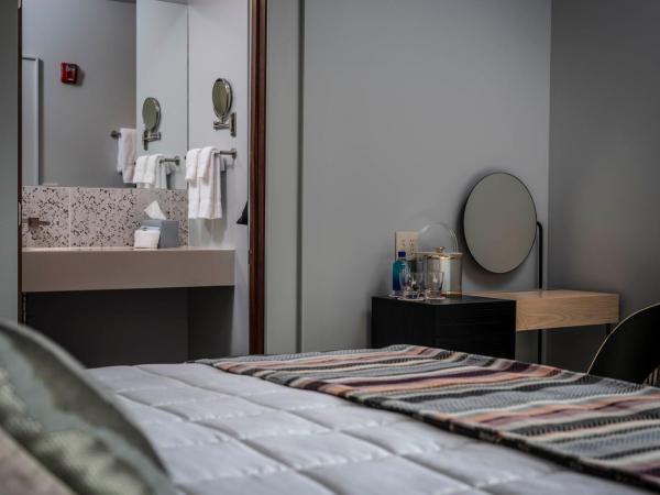 Hotel Broad Ripple : photo 5 de la chambre chambre lit king-size avec balcon