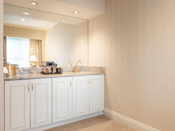 Mayflower Park Hotel : photo 4 de la chambre suite lit queen-size d'angle