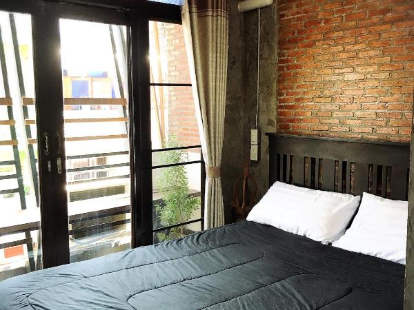 Lanna Hostel : photo 3 de la chambre chambre lit queen-size avec balcon et climatisation