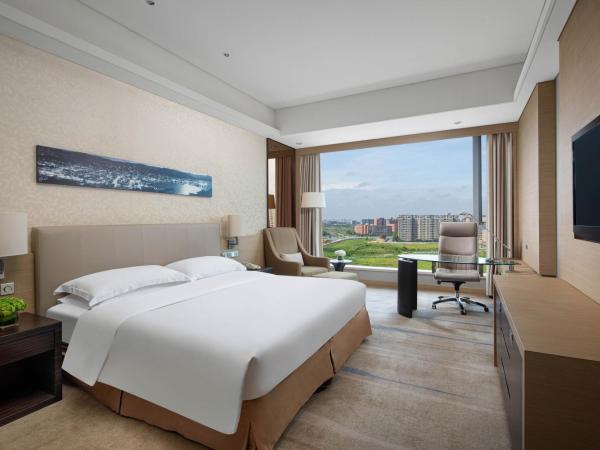 Crowne Plaza Guangzhou Huadu, an IHG Hotel - Free shuttle between hotel and Exhibition Center during Canton Fair & Exhibitor registration Counter : photo 2 de la chambre chambre spéciale
