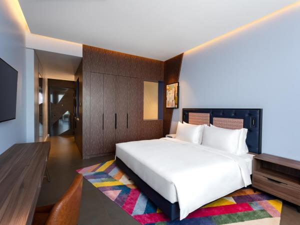 Hyatt Centric Jumeirah Dubai : photo 1 de la chambre chambre lit king-size avec balcon et vue sur la mer