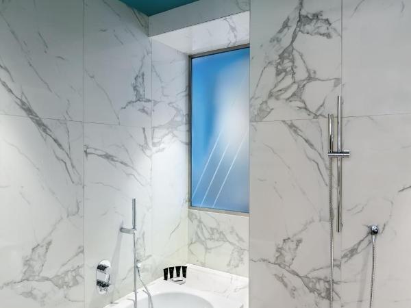 Hyatt Centric Jumeirah Dubai : photo 3 de la chambre chambre lit king-size avec balcon et vue sur la mer