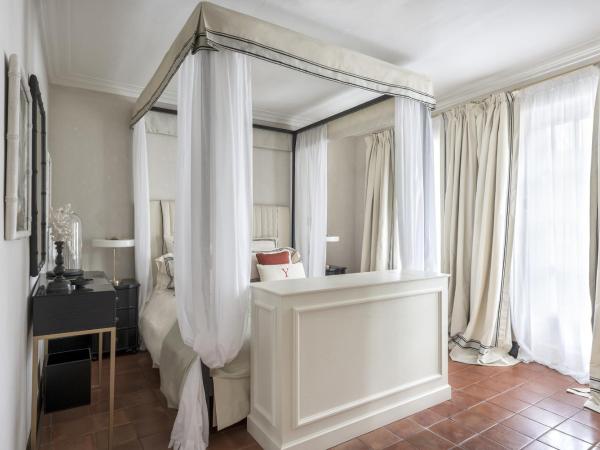 Le Yaca Saint-Tropez : photo 6 de la chambre suite duplex avec terrasse - vue sur jardin