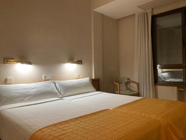 Hotel Condal : photo 4 de la chambre chambre lits jumeaux