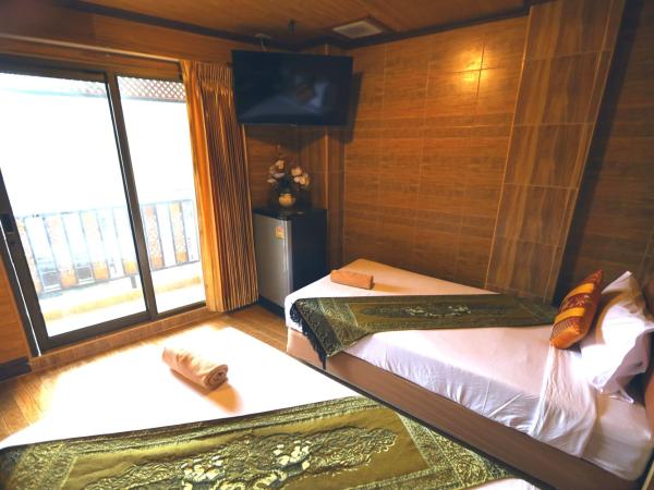 Thai Cozy House - SHA certified : photo 1 de la chambre chambre lits jumeaux avec balcon