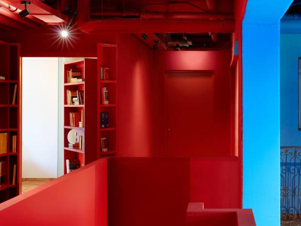 Hotel Not Hotel Rotterdam : photo 6 de la chambre hébergement bibliothèque secrète avec baignoire