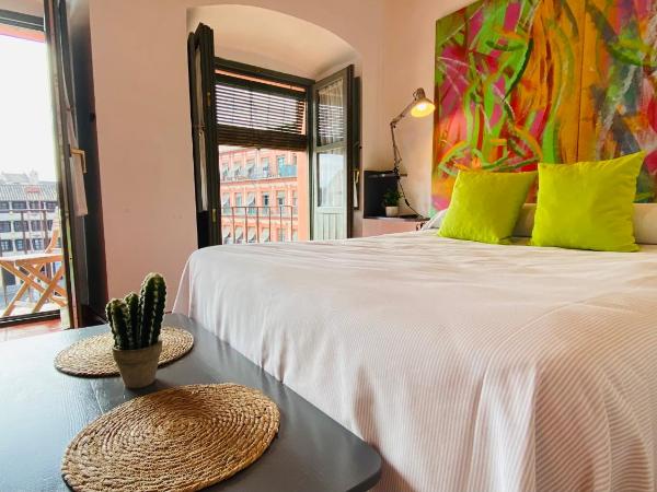 Hostel Plaza Mayor Corredera : photo 4 de la chambre chambre quadruple avec balcon 