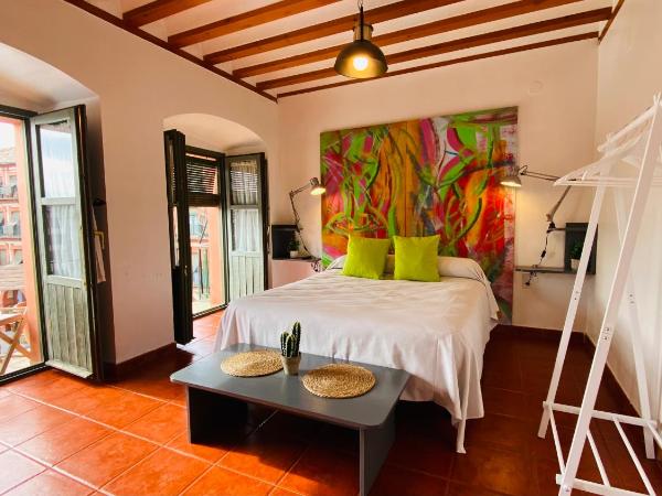 Hostel Plaza Mayor Corredera : photo 1 de la chambre chambre quadruple avec balcon 