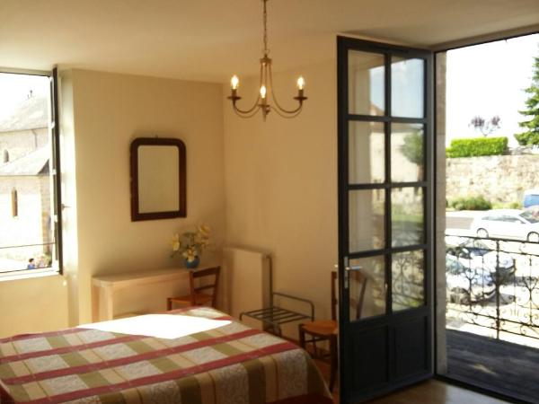 Le Relais de la Tour : photo 1 de la chambre chambre lit king-size avec balcon