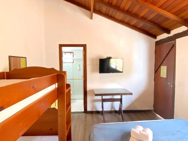 Bamboo Búzios Hostel : photo 4 de la chambre chambre quadruple avec salle de bains