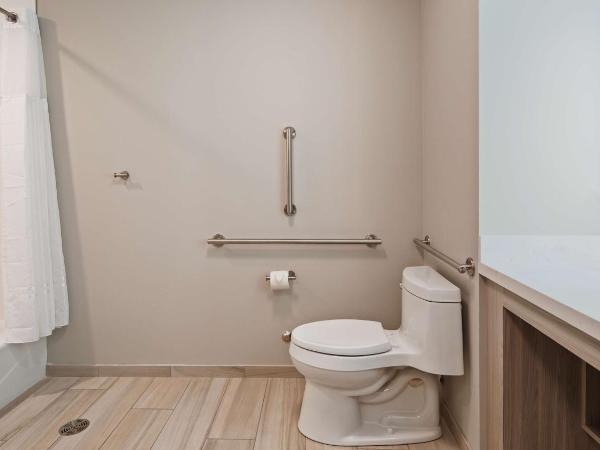 Best Western Premier Winnipeg East : photo 4 de la chambre chambre lit king-size avec douche accessible en fauteuil roulant - accessible aux personnes à mobilité réduite/non-fumeurs