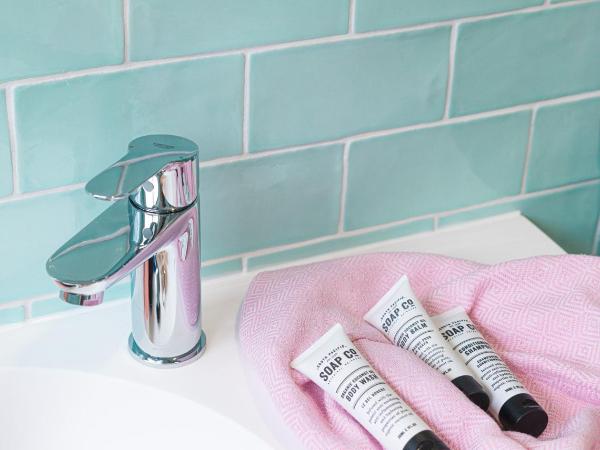 Wake Up! Byron Bay : photo 3 de la chambre chambre double avec salle de bains privative