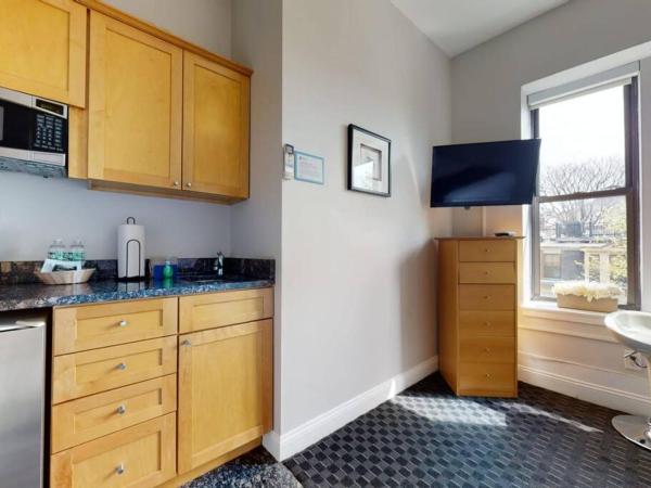 Stylish Downtown Studio in the Boston, C.Ave #34 : photo 8 de la chambre studio avec salle de bains extérieure privée