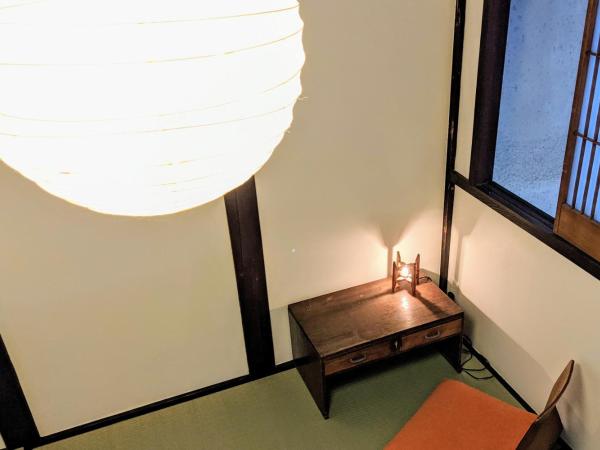 Guesthouse Itoya Kyoto : photo 2 de la chambre chambre lits jumeaux avec salle de bains commune