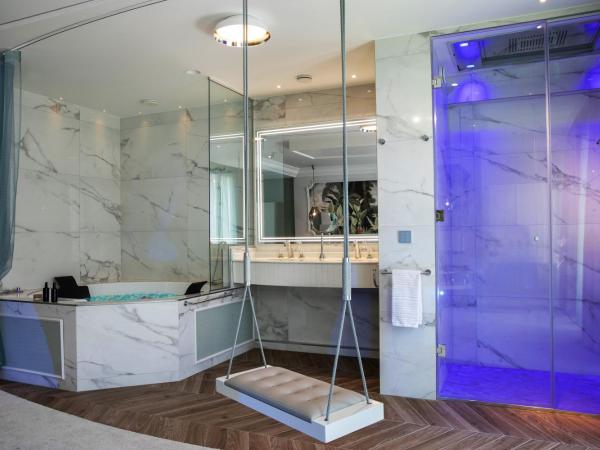 Paris j'Adore Hotel & Spa : photo 4 de la chambre hébergement luxe extravagant avec jacuzzi et balcon