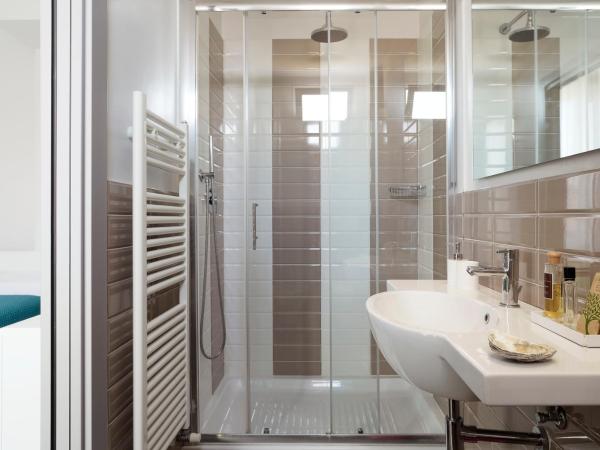 Hotel Madison : photo 2 de la chambre chambre triple supérieure avec balcon