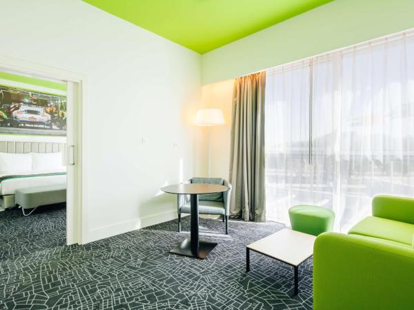 Park Inn by Radisson Dubai Motor City : photo 1 de la chambre suite junior