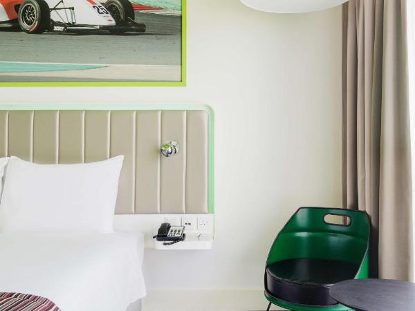 Park Inn by Radisson Dubai Motor City : photo 6 de la chambre chambre supérieure - vue sur piste autodrome