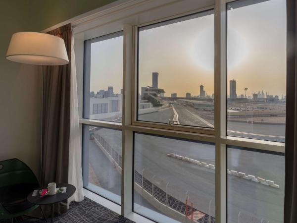 Park Inn by Radisson Dubai Motor City : photo 4 de la chambre chambre supérieure - vue sur piste autodrome