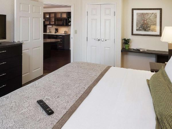 Sonesta Simply Suites Dallas Richardson : photo 1 de la chambre suite 1 chambre lit queen-size pour personnes à mobilité réduite avec douche accessible en fauteuil roulant