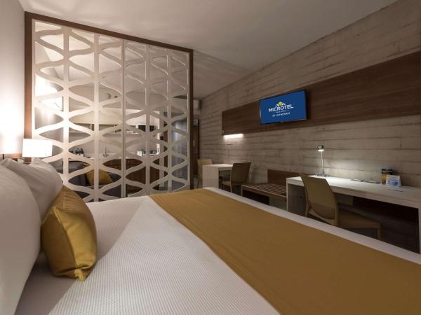 Microtel Inn & Suites by Wyndham Guadalajara Sur : photo 2 de la chambre 1 king beds, suite, non-smoking