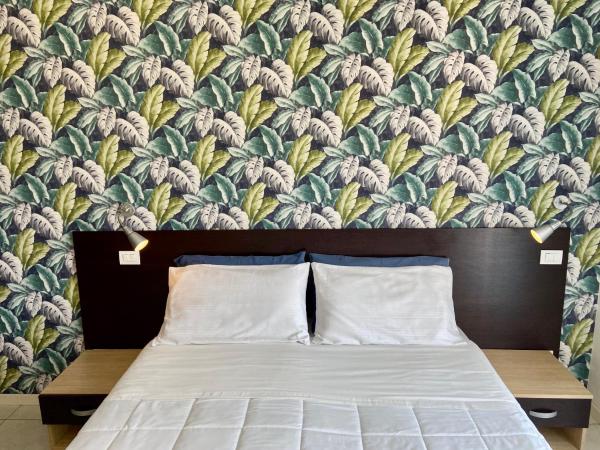 Residence Acqua Suite Marina : photo 8 de la chambre appartement 3 chambres avec balcon