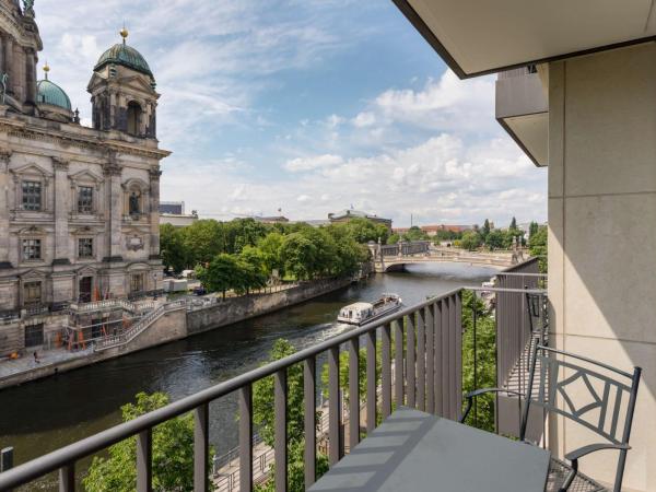 Radisson Collection Hotel, Berlin : photo 6 de la chambre hébergement collection premium avec balcon - vue sur cathédrale 