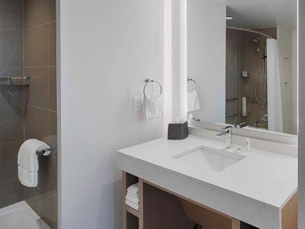 Hyatt House Columbus OSU Short North : photo 8 de la chambre king studio suite with sofa bed, kitchen and accessible tub