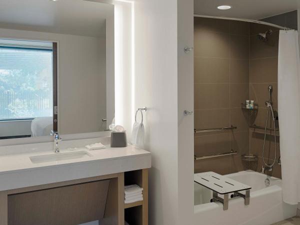 Hyatt House Columbus OSU Short North : photo 8 de la chambre one-bedroom king suite with kitchen, sofa bed and accessible tub