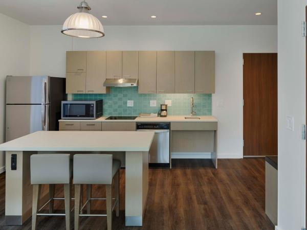 Hyatt House Columbus OSU Short North : photo 8 de la chambre one-bedroom suite with two queen beds, kitchen and accessible tub