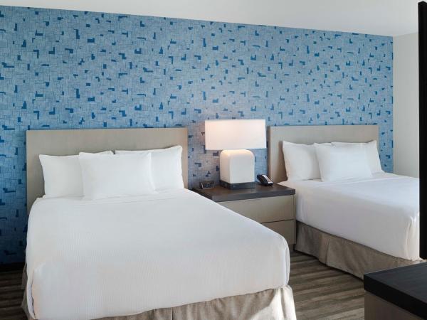 Hyatt House Columbus OSU Short North : photo 9 de la chambre one-bedroom suite with two queen beds, kitchen and accessible tub