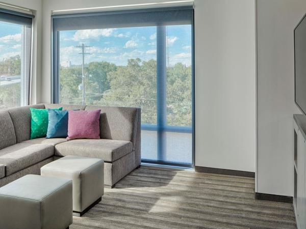 Hyatt House Columbus OSU Short North : photo 10 de la chambre one-bedroom suite with two queen beds, kitchen and accessible tub