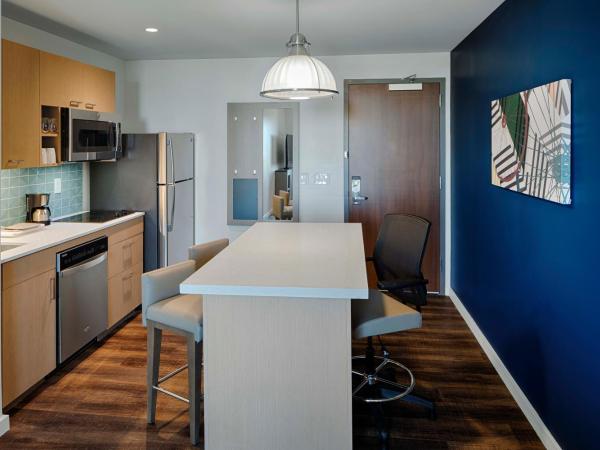 Hyatt House Columbus OSU Short North : photo 5 de la chambre suite 1 chambre lit king-size avec canapé-lit