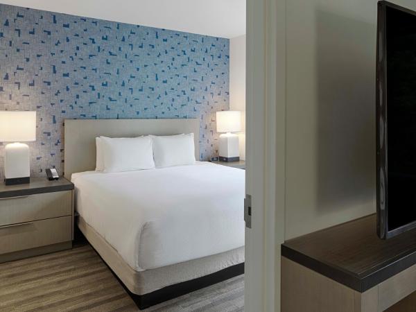 Hyatt House Columbus OSU Short North : photo 3 de la chambre suite 1 chambre lit king-size avec canapé-lit