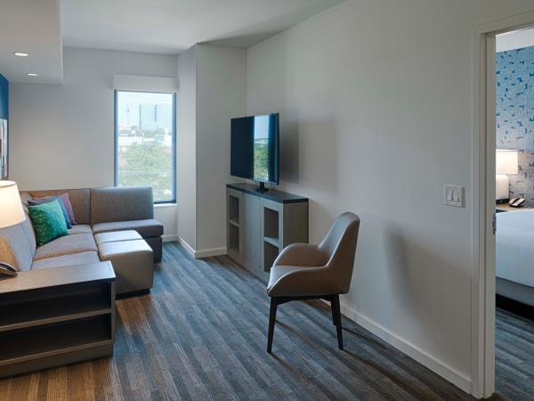 Hyatt House Columbus OSU Short North : photo 4 de la chambre suite 1 chambre lit king-size avec canapé-lit