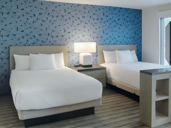 Hyatt House Columbus OSU Short North : photo 5 de la chambre studio suite with two queen beds, sofa bed and kitchen