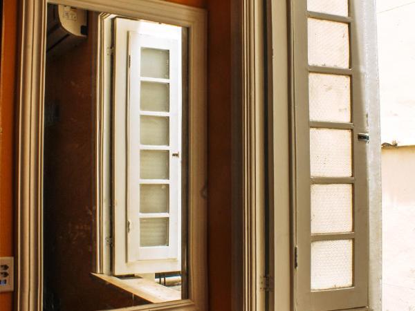 Books Hostel : photo 5 de la chambre lit dans dortoir féminin avec climatisation (6 adultes)