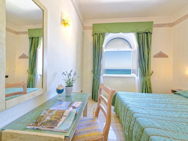 Hotel Punta Imperatore : photo 4 de la chambre chambre double - vue sur mer