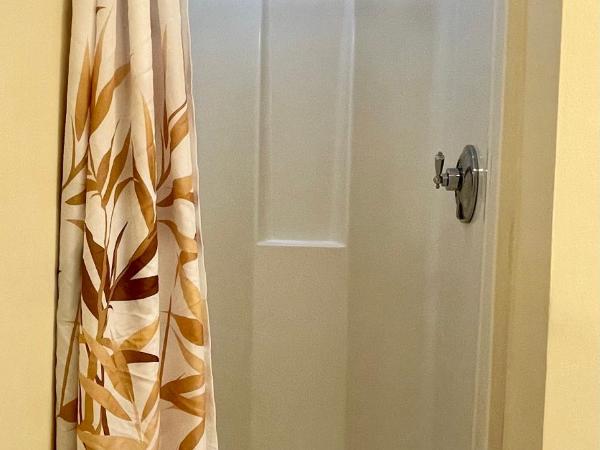 Oasis Guest House : photo 1 de la chambre chambre lit queen-size standard avec salle de bains privative