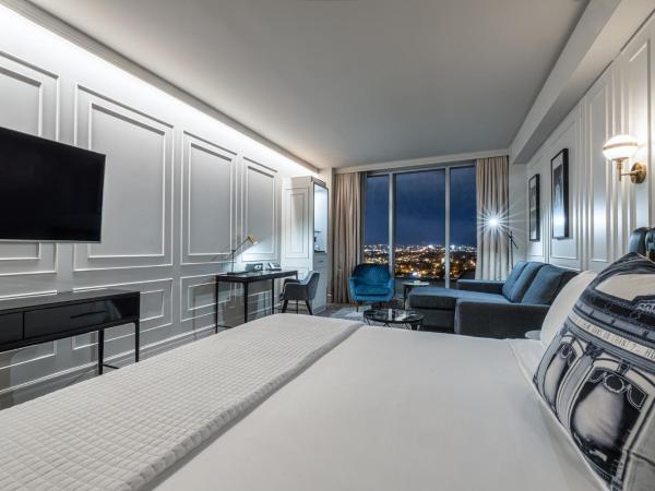 Le Capitole Hotel : photo 3 de la chambre chambre lit king-size - accessible aux personnes à mobilité réduite