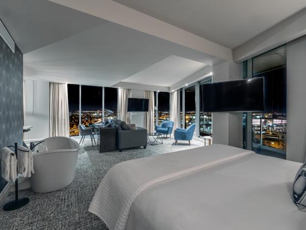 Le Capitole Hotel : photo 1 de la chambre suite lit king-size avec balcon