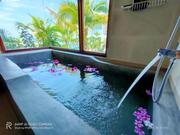 Phi Phi Mountain Beach Resort SHA Certified : photo 8 de la chambre deluxe pool view with bathtub
