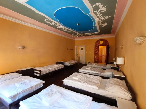 Charles Bridge Hostel & Apartments : photo 2 de la chambre lit simple dans dortoir pour femmes