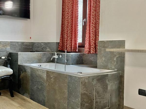 Poste Regie - Milan Guest House : photo 1 de la chambre chambre double avec baignoire spa