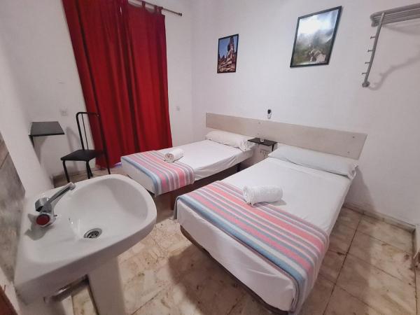 Pensión Rivera : photo 3 de la chambre chambre double ou lits jumeaux avec salle de bains commune et balcon