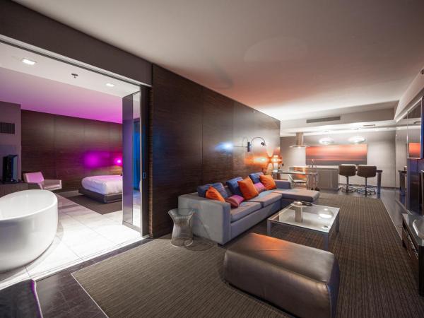 StripViewSuites Two-Bedroom Conjoined Suite at Palms Place : photo 10 de la chambre two-bedroom - strip view open balcony