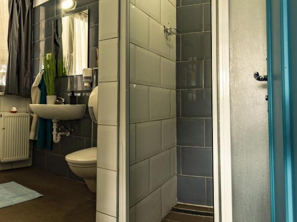 WOW City Hostel : photo 6 de la chambre chambre double avec salle de bains privative extérieure