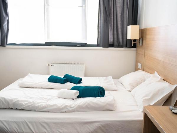 WOW City Hostel : photo 7 de la chambre chambre double avec salle de bains privative